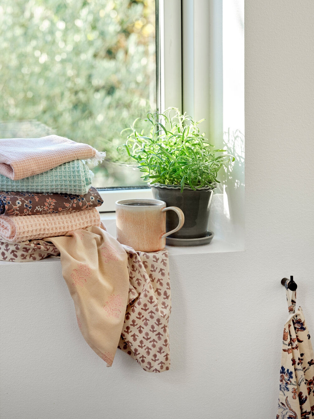 Viskestykke med blomster - sort