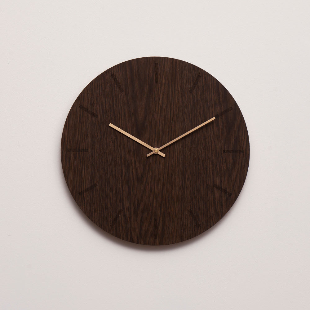 Dark Oak vægur - Ø28 cm.
