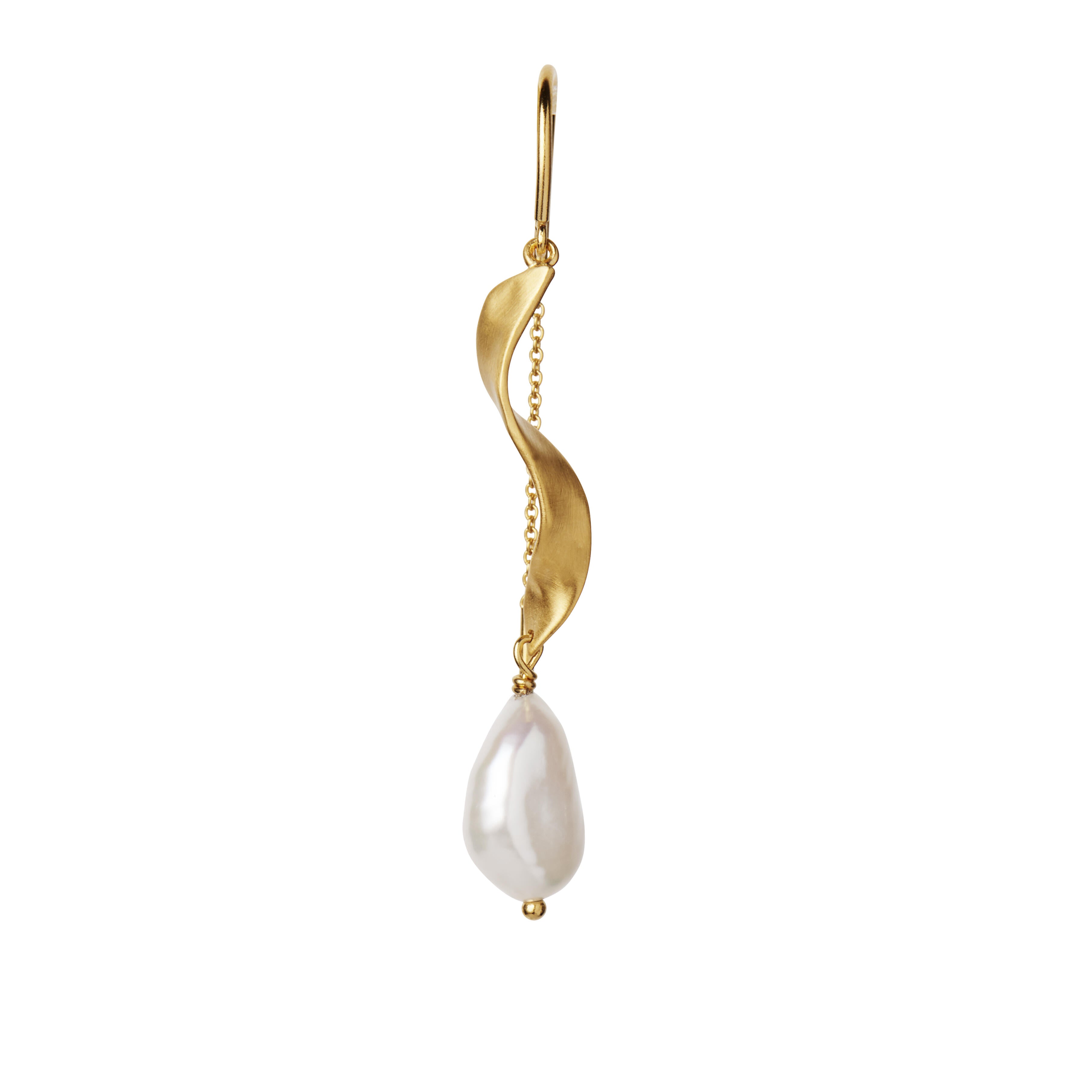 Long twisted with baroque pearl ørering  - forgyldt