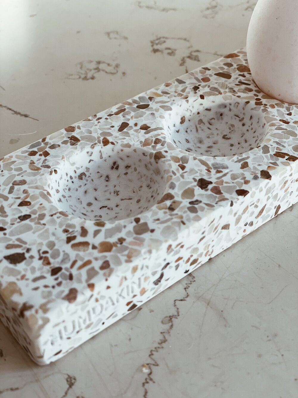 Terrazzo æggebakke - rød/beige