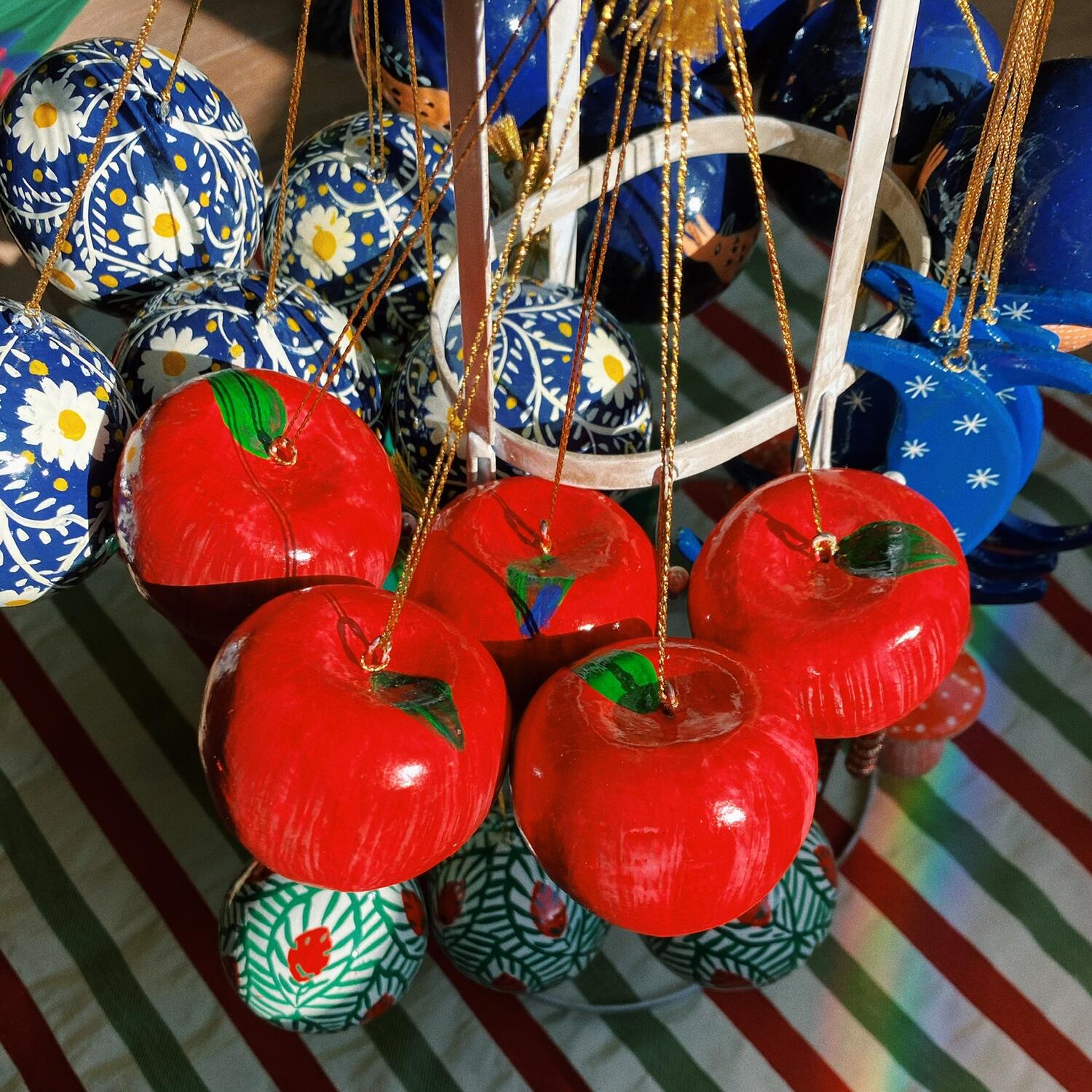 Håndmalet æble juleophæng - rød