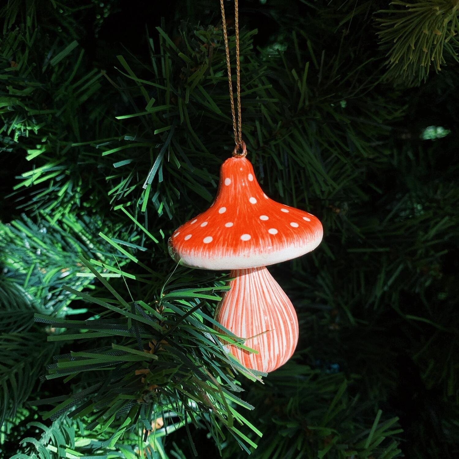 Håndmalet svamp juleophæng - rød/hvid