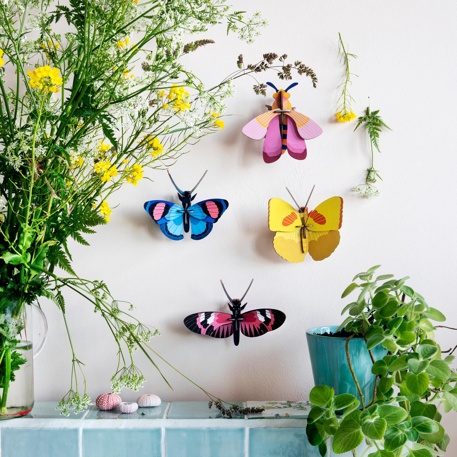 Pink bi vægdekoration