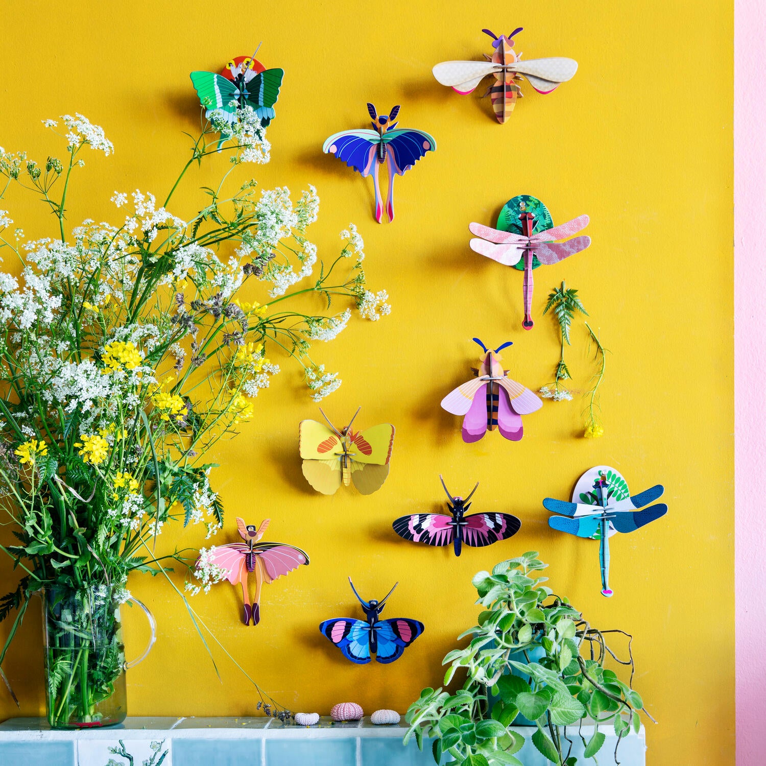 Pink bi vægdekoration