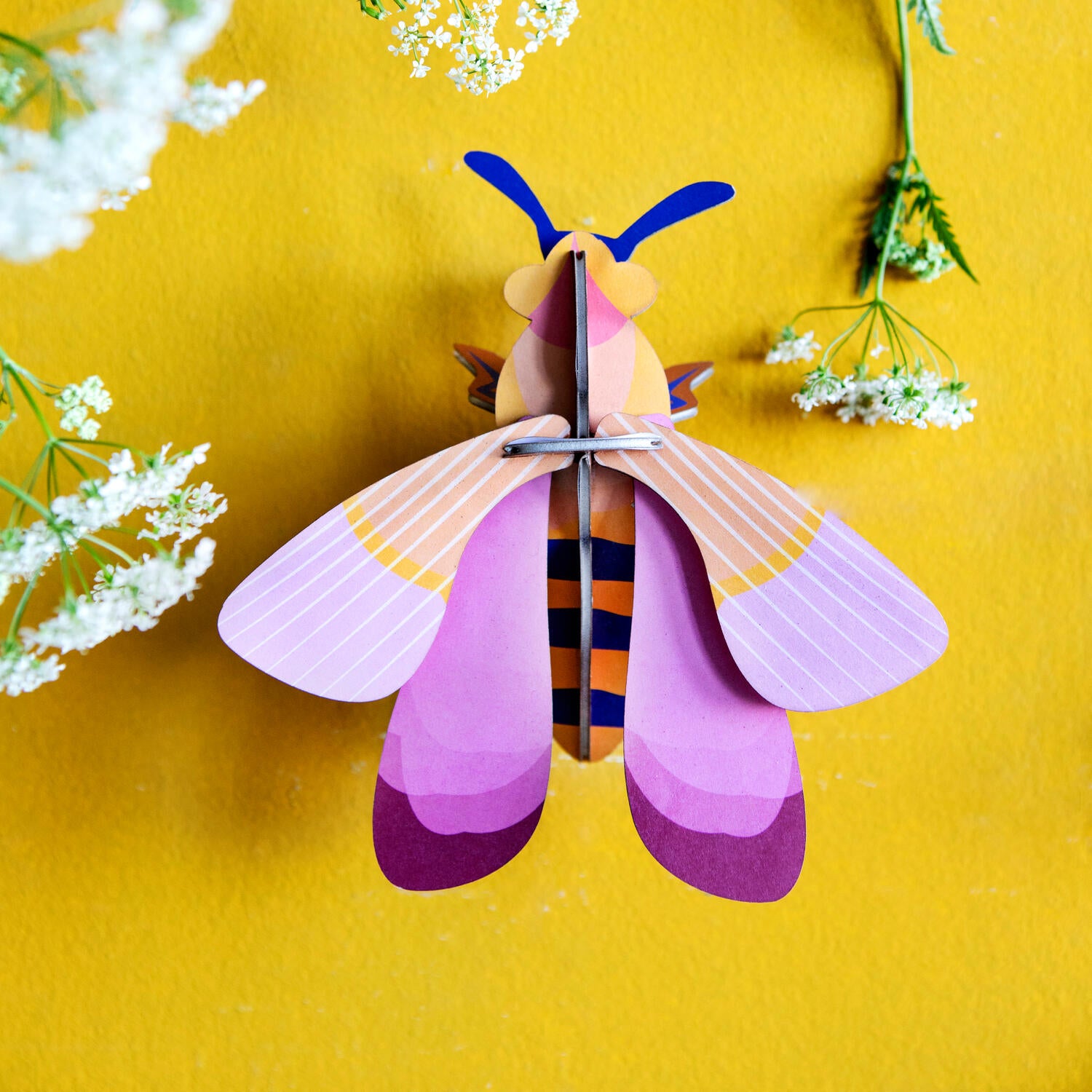 Pink bi vægdekoration