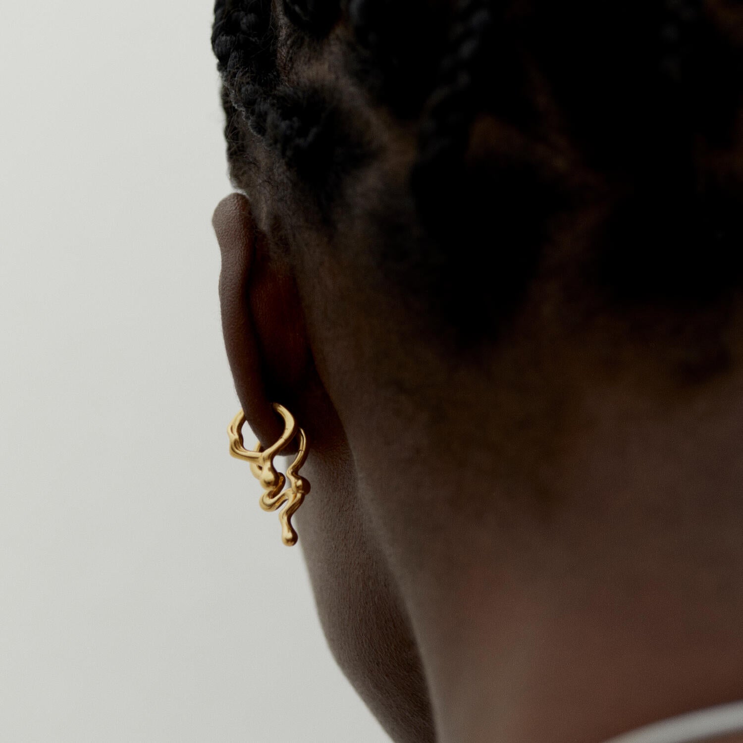 Maya Huggie ørering - forgyldt