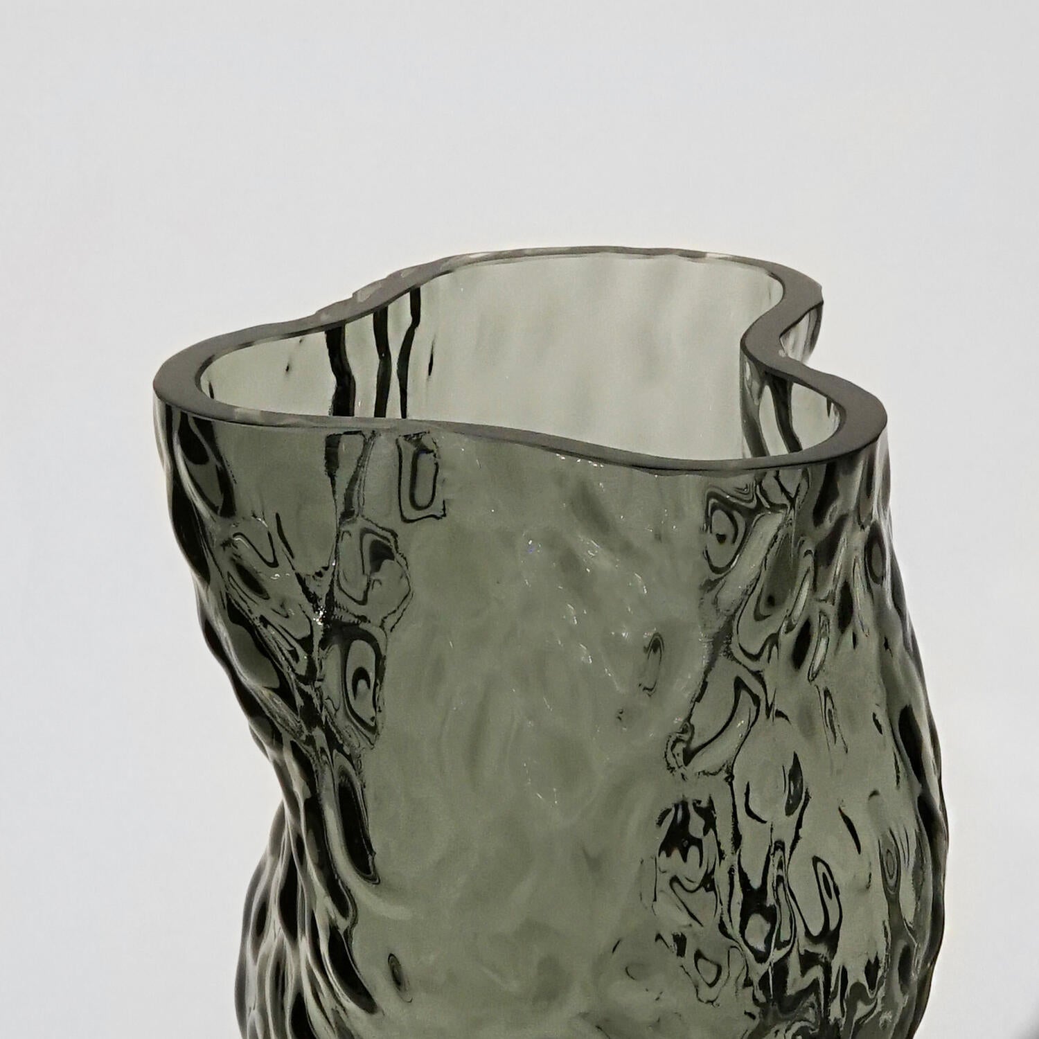Ostrea Rock Glass vase - Midnight Blue