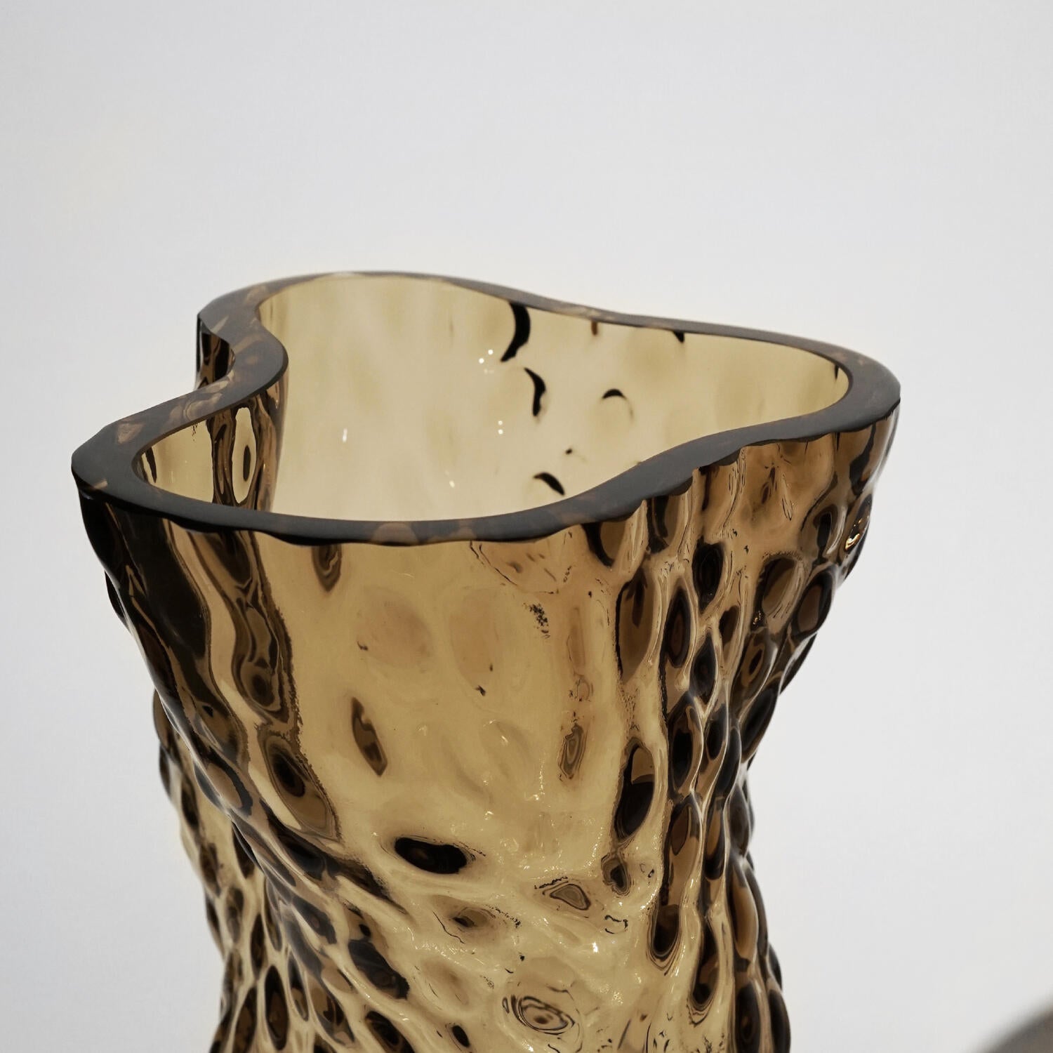 Ostrea Rock Glass vase - Smoke