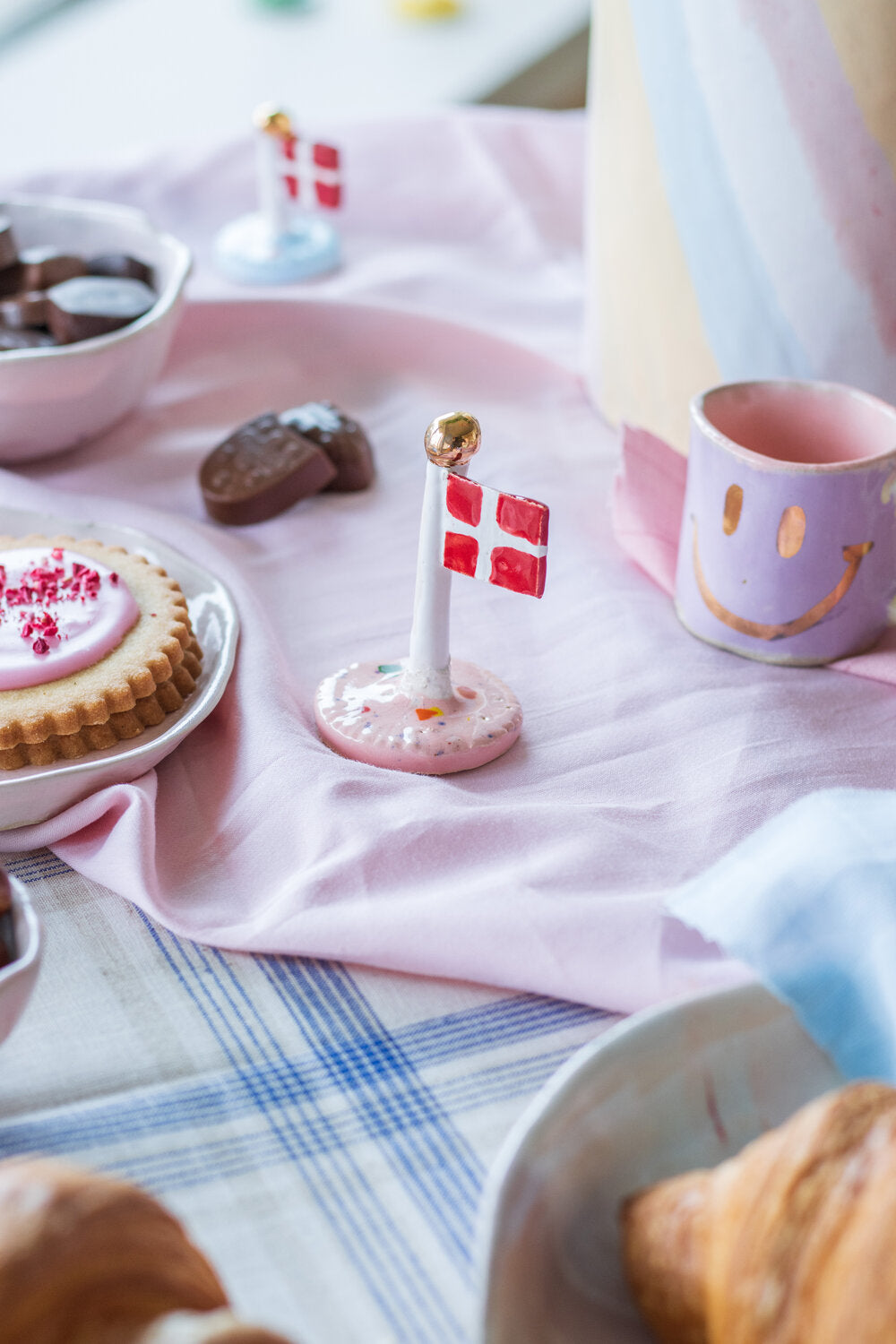 Klassisk dot flag med guld knop, lyserød/guld - H6-10cm.