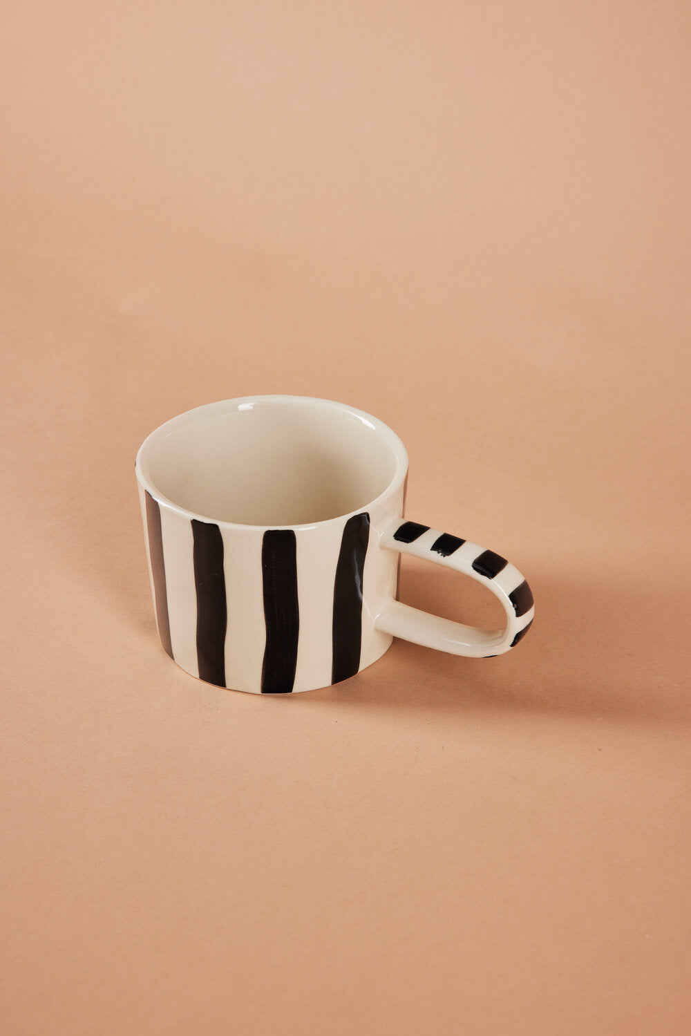 Håndmalet krus med striber, hvid/sort - H: 7 cm.