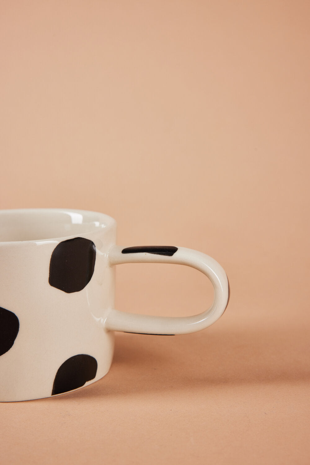 Håndmalet krus med prikker, hvid/sort - H: 7 cm.