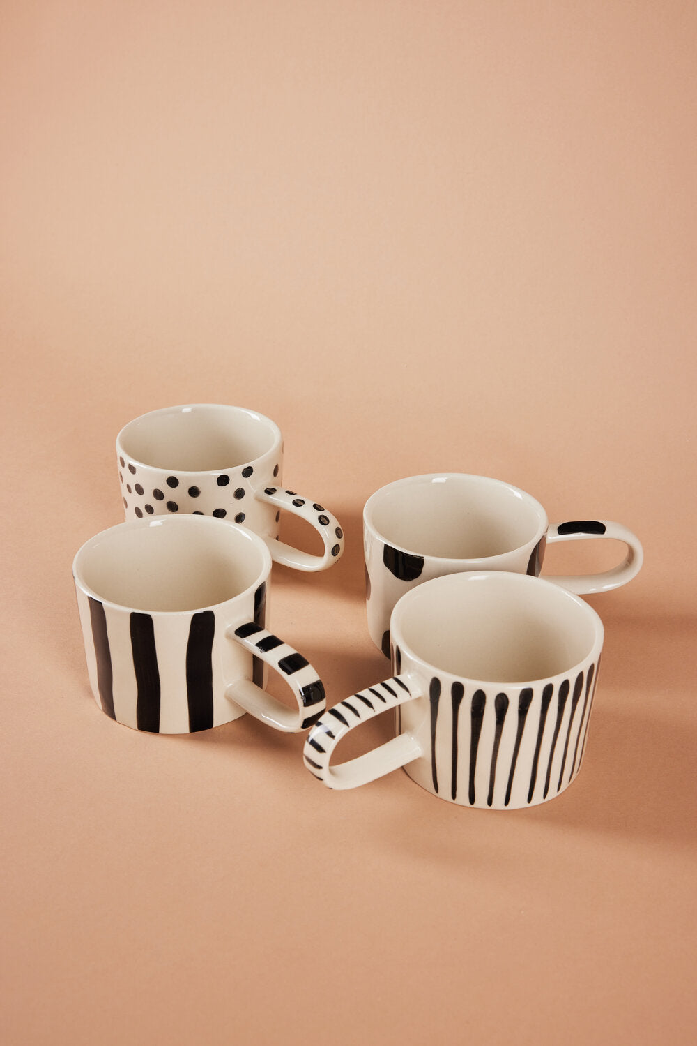 Håndmalet krus med striber, hvid/sort - H: 7 cm.