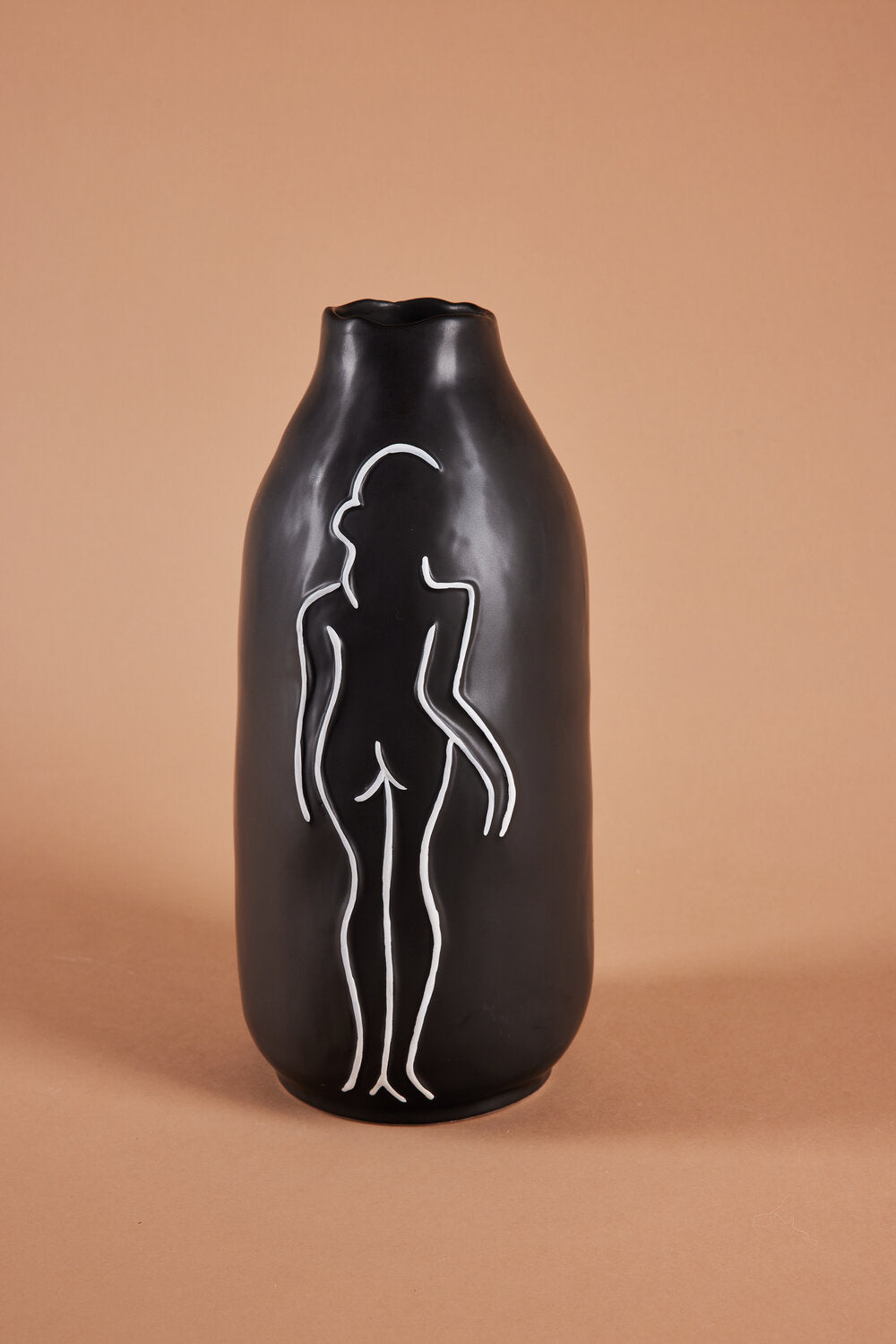 Vase med kvindeskikkelse, sort - H30,3 cm.