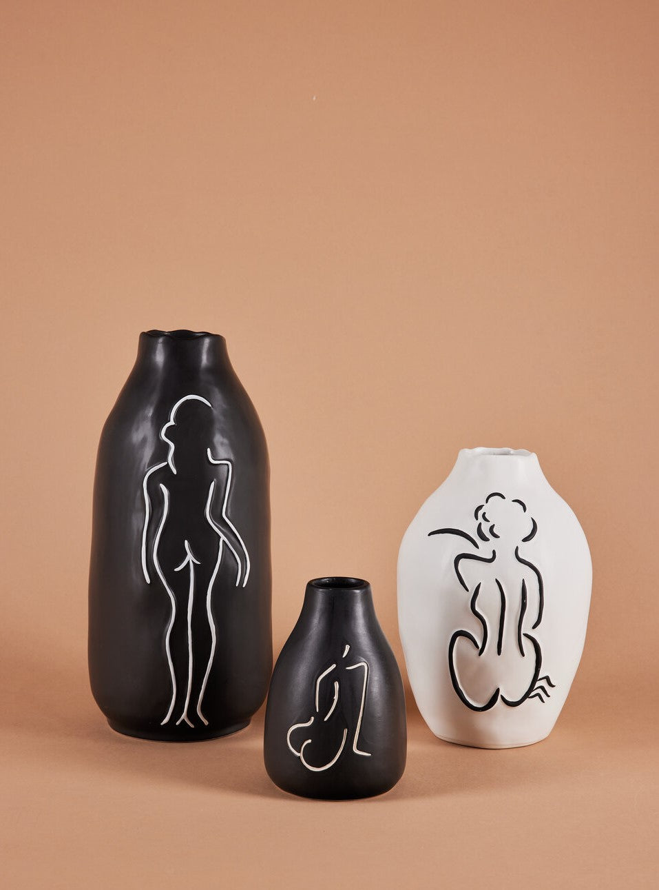 Vase med kvindeskikkelse, sort - H14 cm.