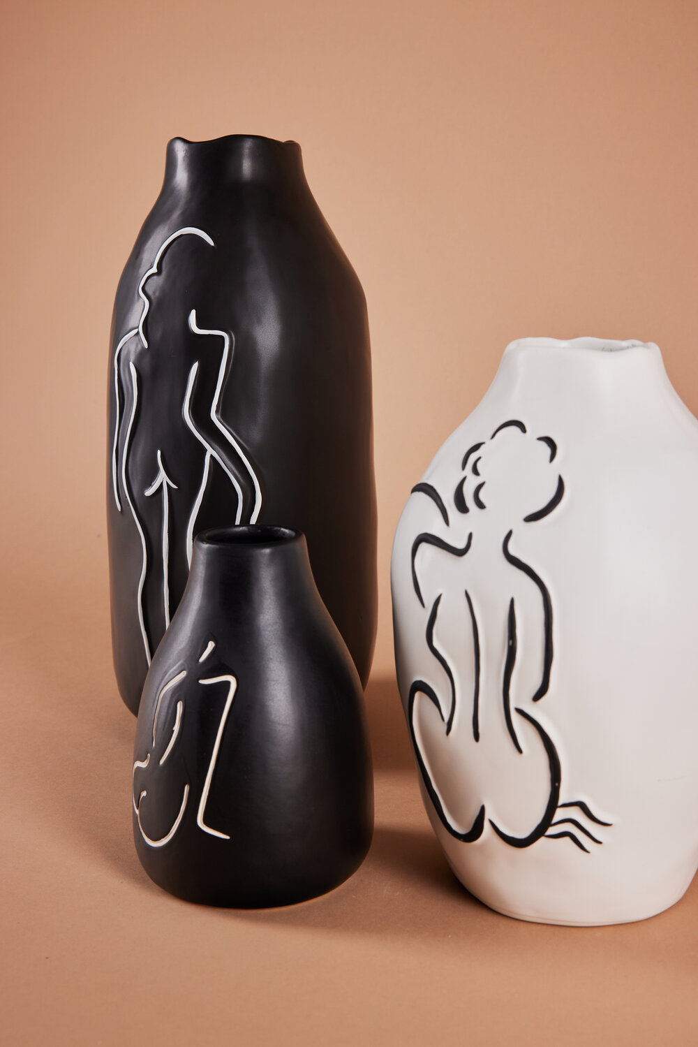 Vase med kvindeskikkelse, sort - H30,3 cm.