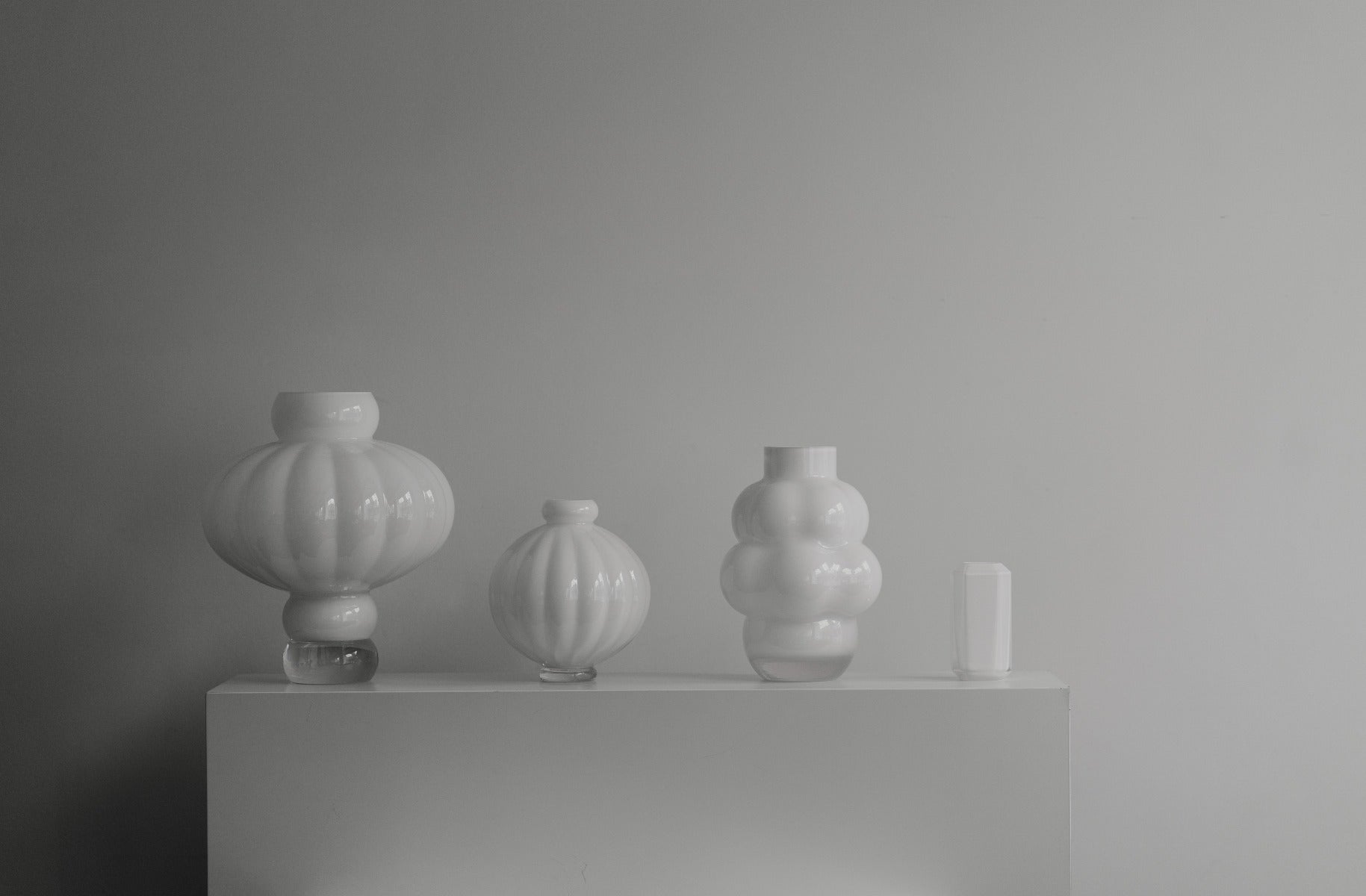 Louise Roe Balloon vase #02, opal white - H:20 cm. - Bahne