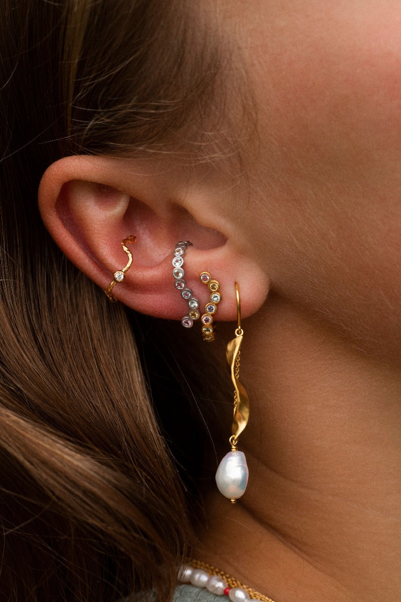 Long twisted with baroque pearl ørering  - forgyldt