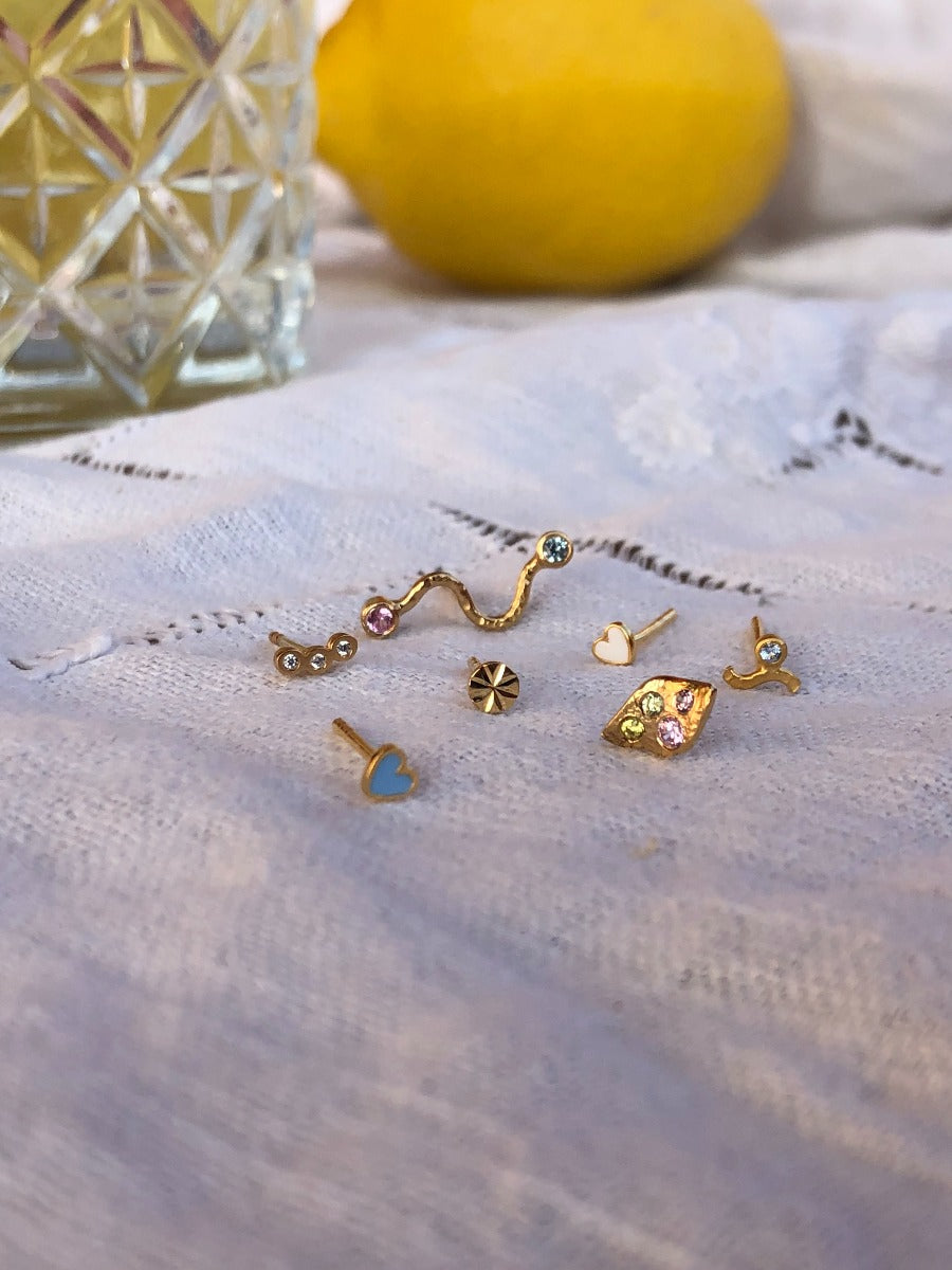 Stine A Petit love heart ørering - guld/light blue - Bahne