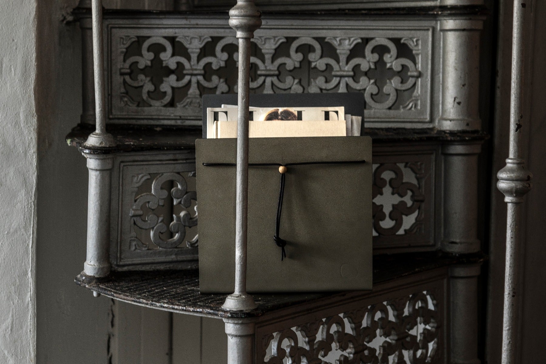 Lind DNA Magasinholder, nupo sort - 31x25x11 cm. - Bahne