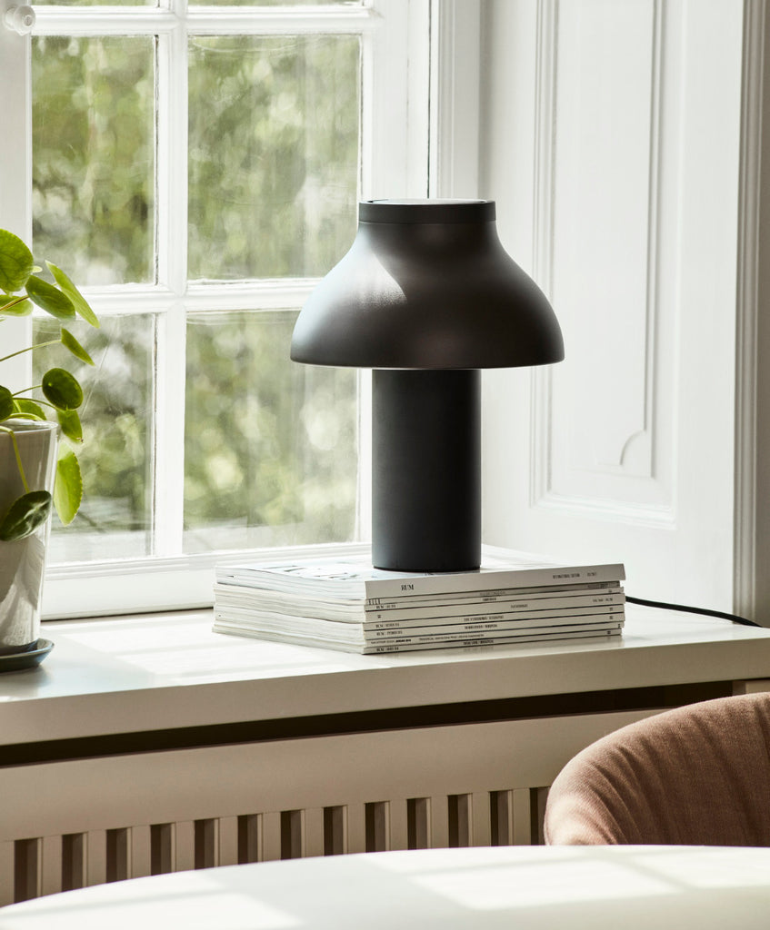 fajance græs mulighed Køb PC table lampe L - Soft black fra HAY | Bahne.dk