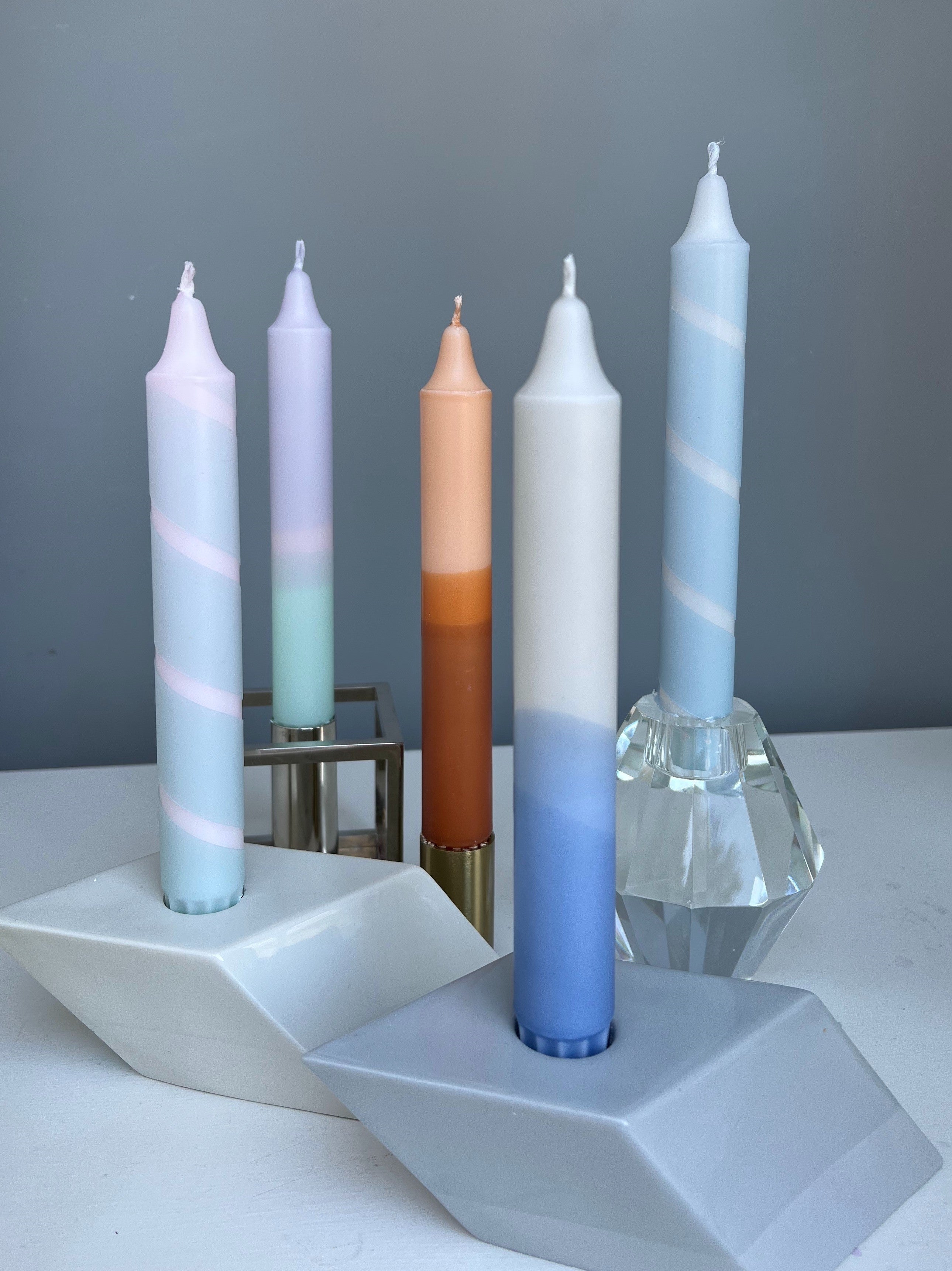 Håndyppede stearinlys i striber, blå - 4 stk.
